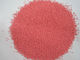 Rotes Natriumsulfat sprenkelt die reinigenden Tupfen, die für die Waschpulver-Herstellung benutzt werden